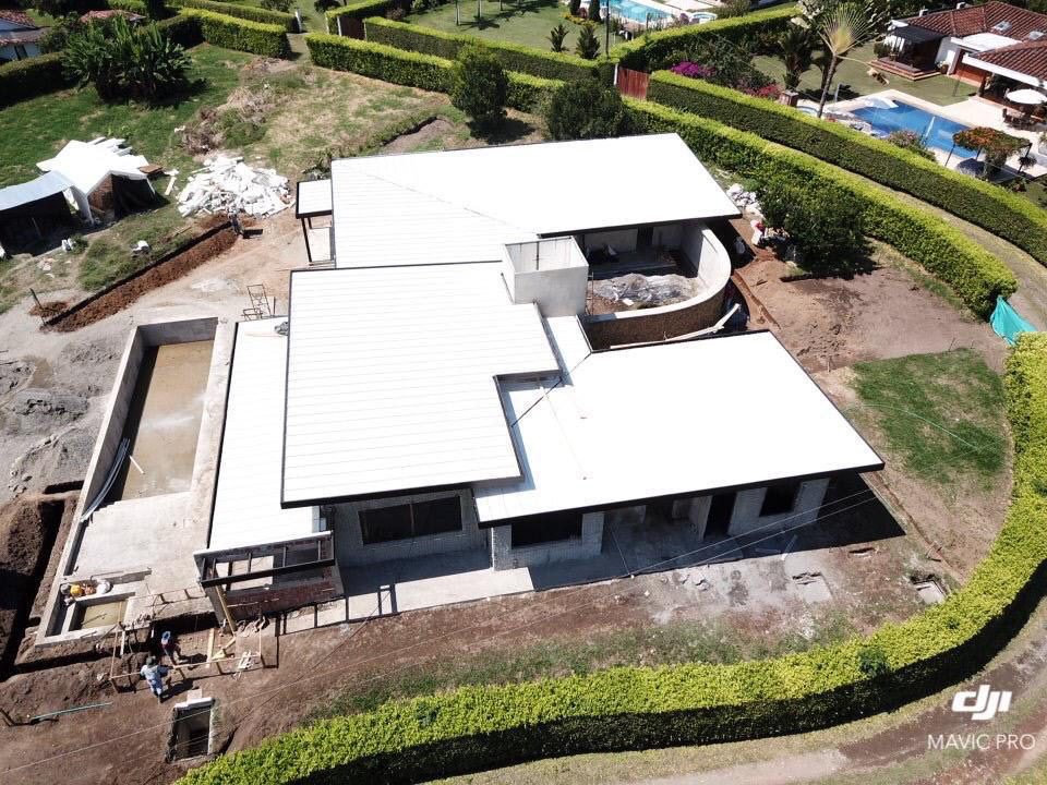 Vivienda en Santágueda, Palestina, con cubierta metálica en construcción