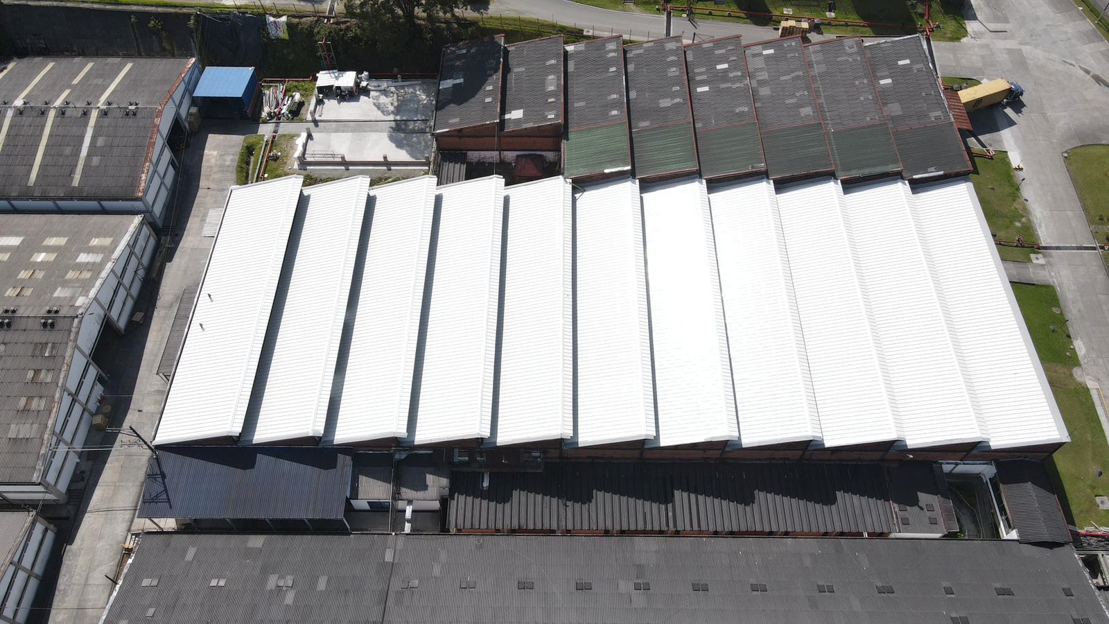 Vista aérea de las bodegas de la Industria Licorera de Caldas con las cubiertas nuevas instaladas