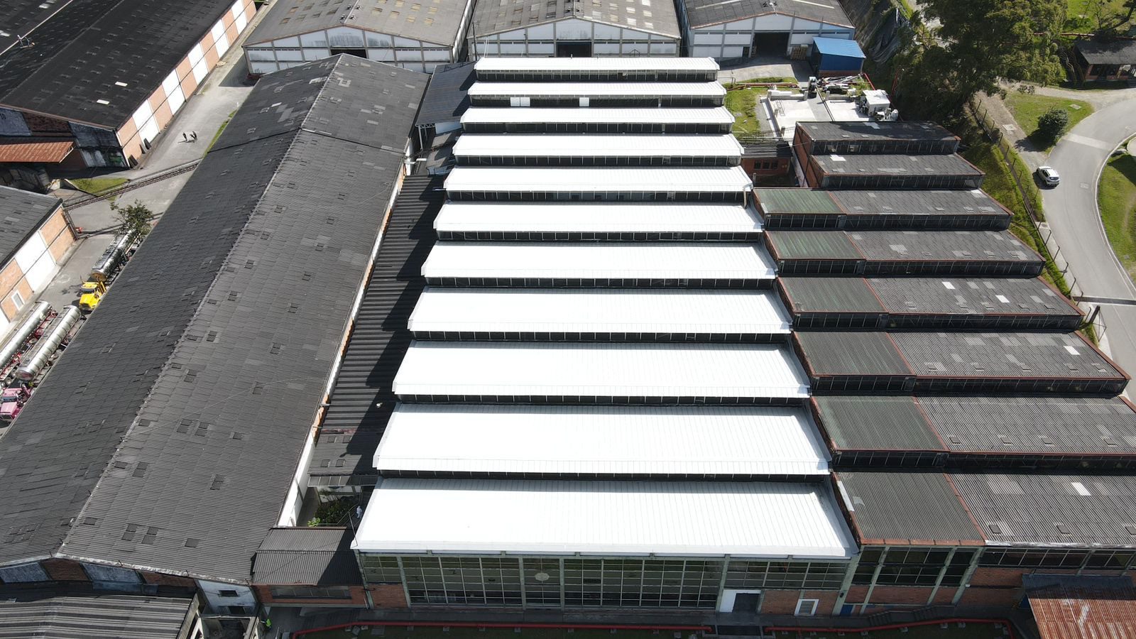 Vista aérea de las cubiertas en teja Standing Seam instaladas por ACIER sobre las bodegas de la Industria Licorera de Caldas