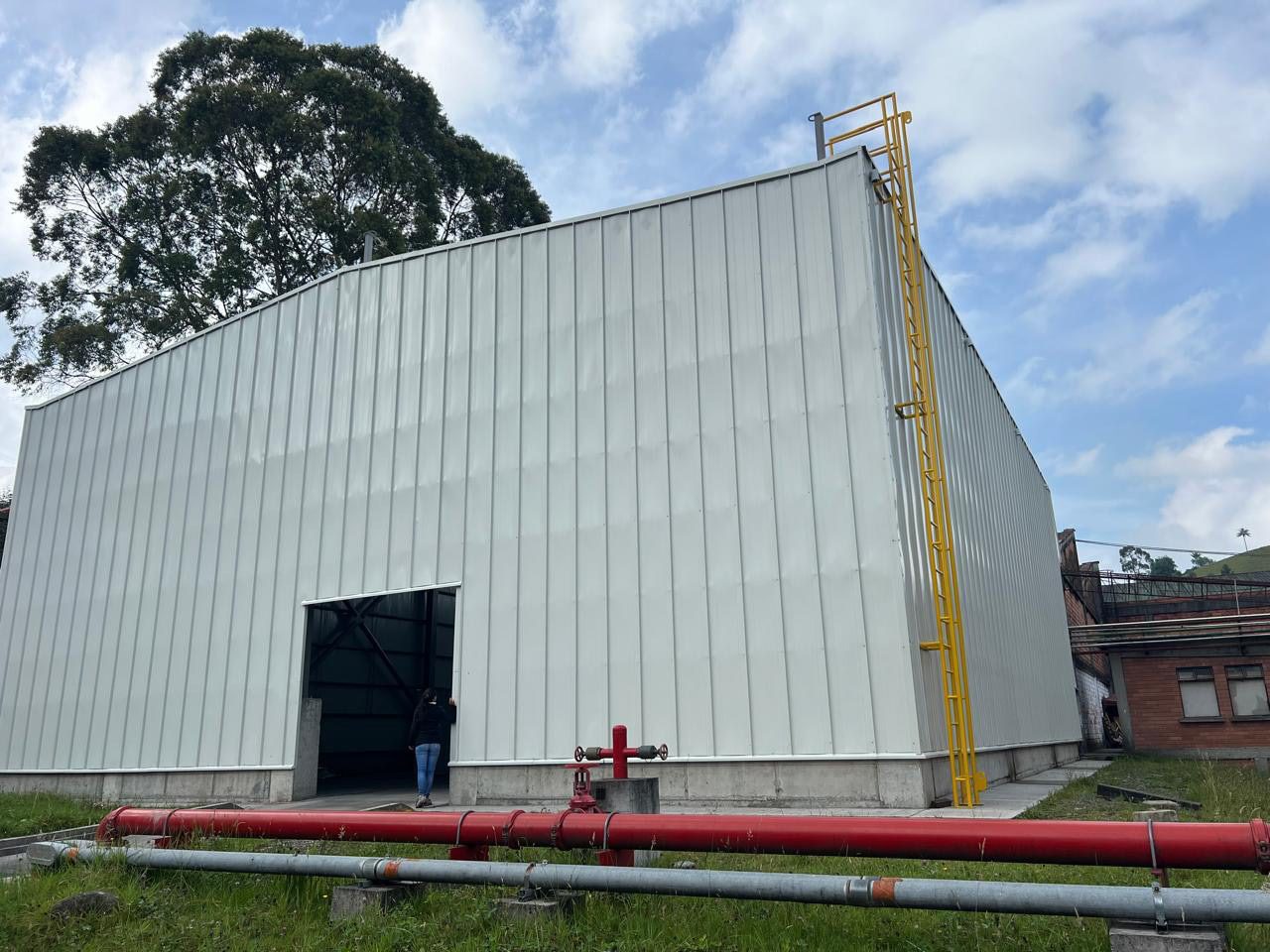 Bodega de la Industria Licorera de Caldas resuelta en teja Standing Seam