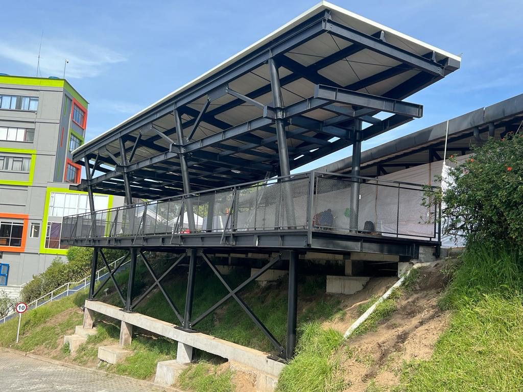 Mezanine en estructura metálica con cubierta en teja, Colegio San Luis Gonzaga