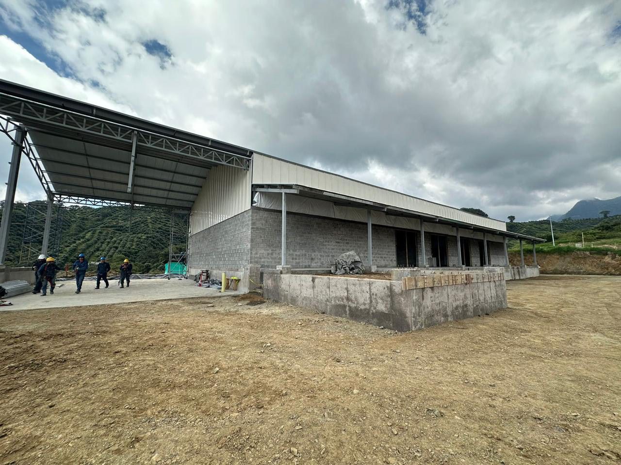 Nave industrial con estructura metálica, cerramiento y cubierta Standing Seam