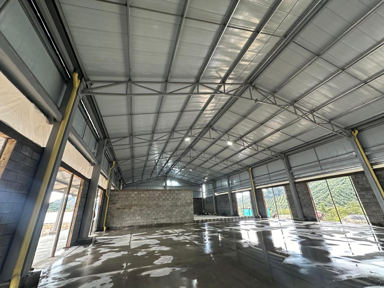 Interior de la nave industrial: cerchas, correas y cubierta metálica