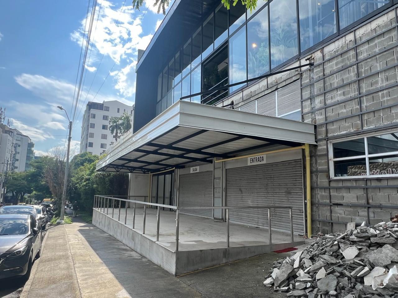 Pérgola en estructura metálica sobre el acceso del restaurante Pacífico, Pereira