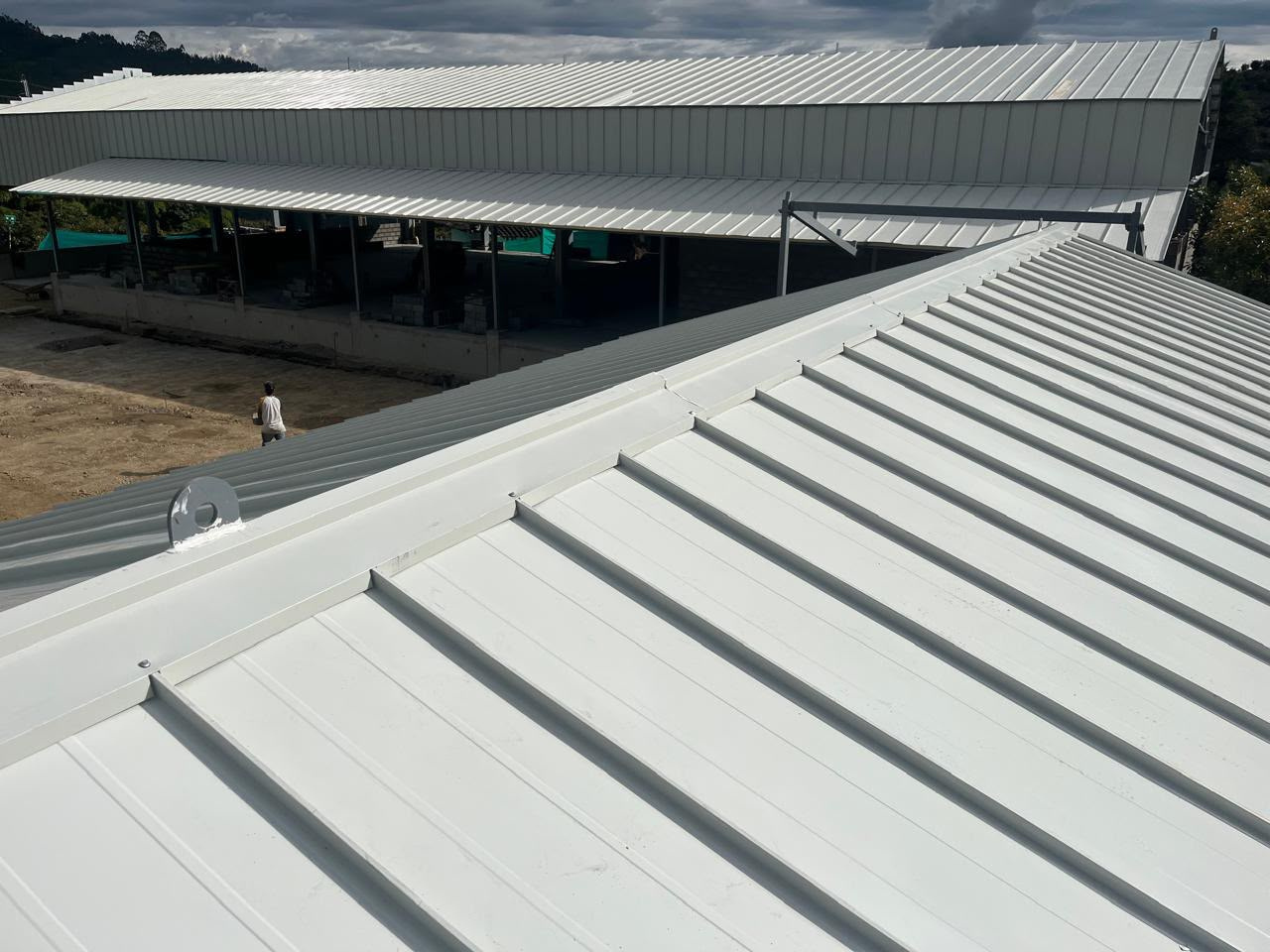 Vista panorámica de dos naves con cubierta metálica instalada