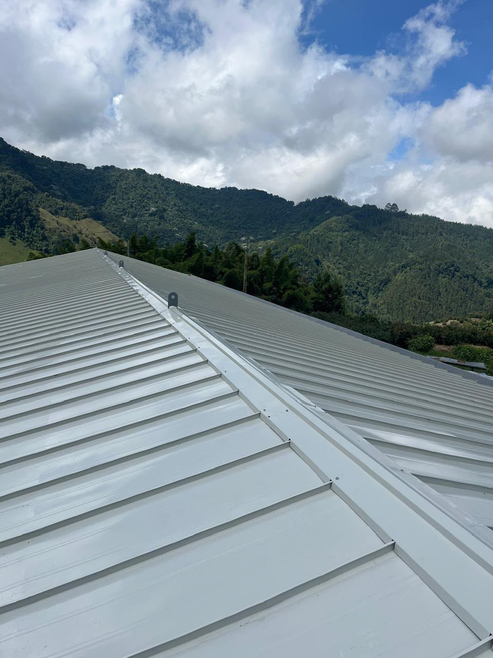 Cubierta terminada en teja Standing Seam, con la cumbrera y sus anclajes